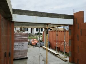 Extension de maison en cours, murs en brique