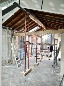 Étage en rénovation, cloisons et plafonds