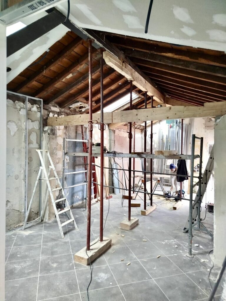 Étage en rénovation, cloisons et plafonds