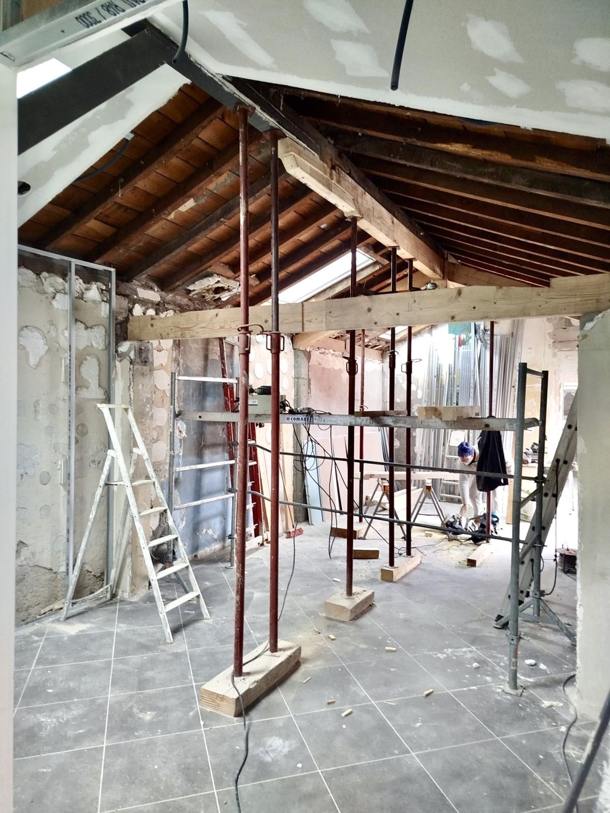 Étage en rénovation, cloisons et plafonds