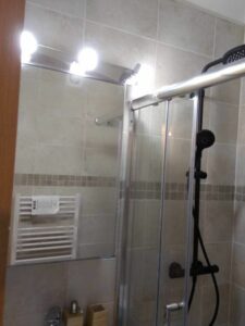 Douche à l'italienne carrelée dans une salle d'eau rénovée