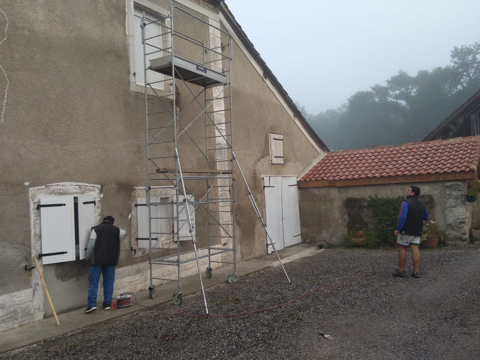 Chantier de reprise des enduits sur la façade d'une maison de maître