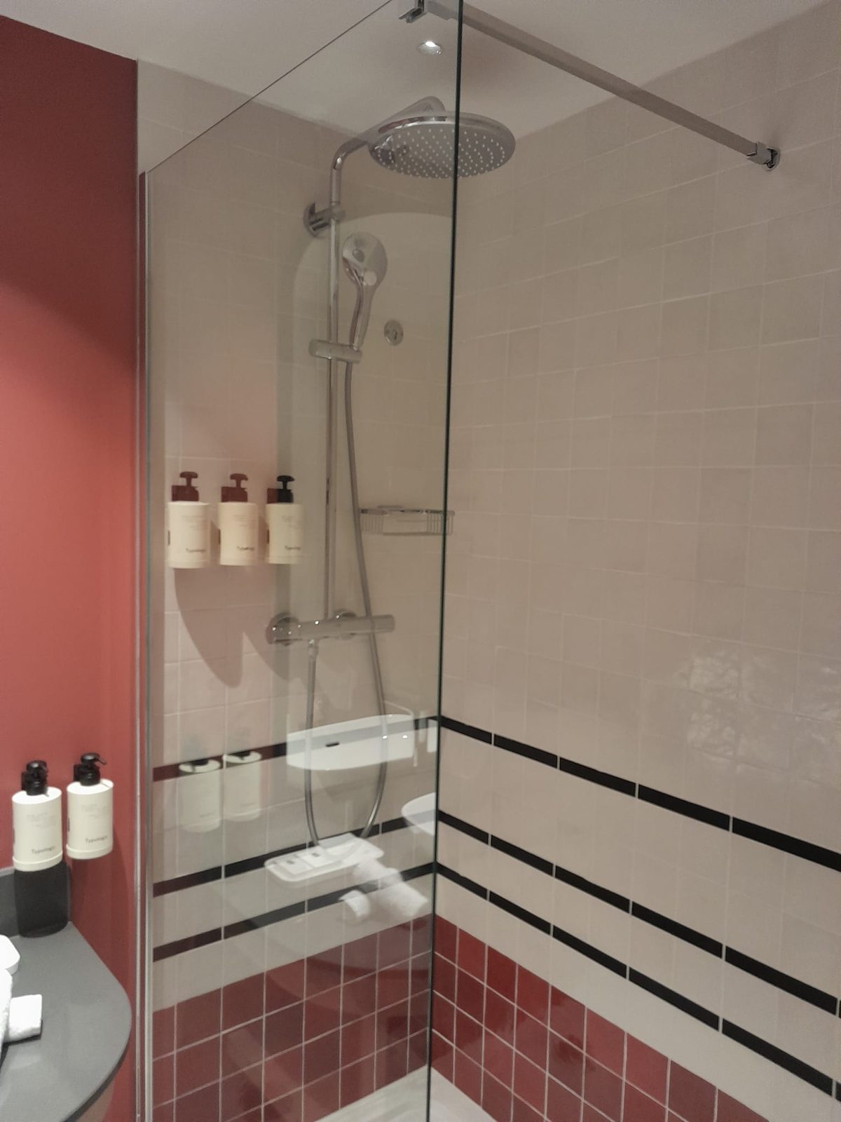 Douche à l'italienne carrelée dans un hôtel à Biarritz
