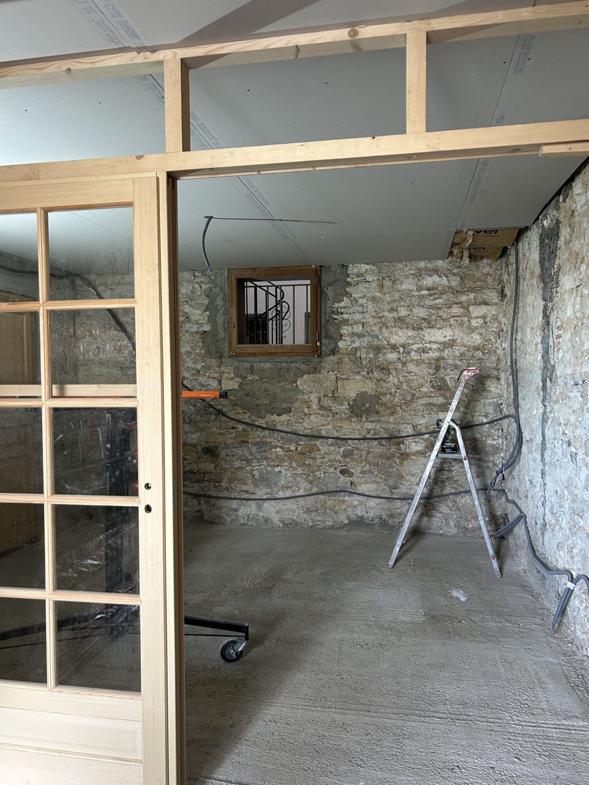 Rénovation intérieure d'une maison, mur en pierre