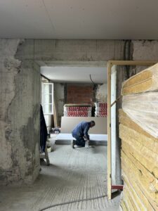 Ouverture créée dans un mur pendant une rénovation