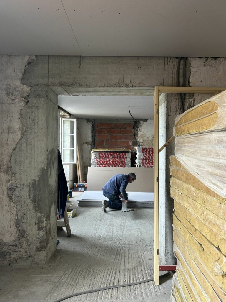 Ouverture créée dans un mur pendant une rénovation
