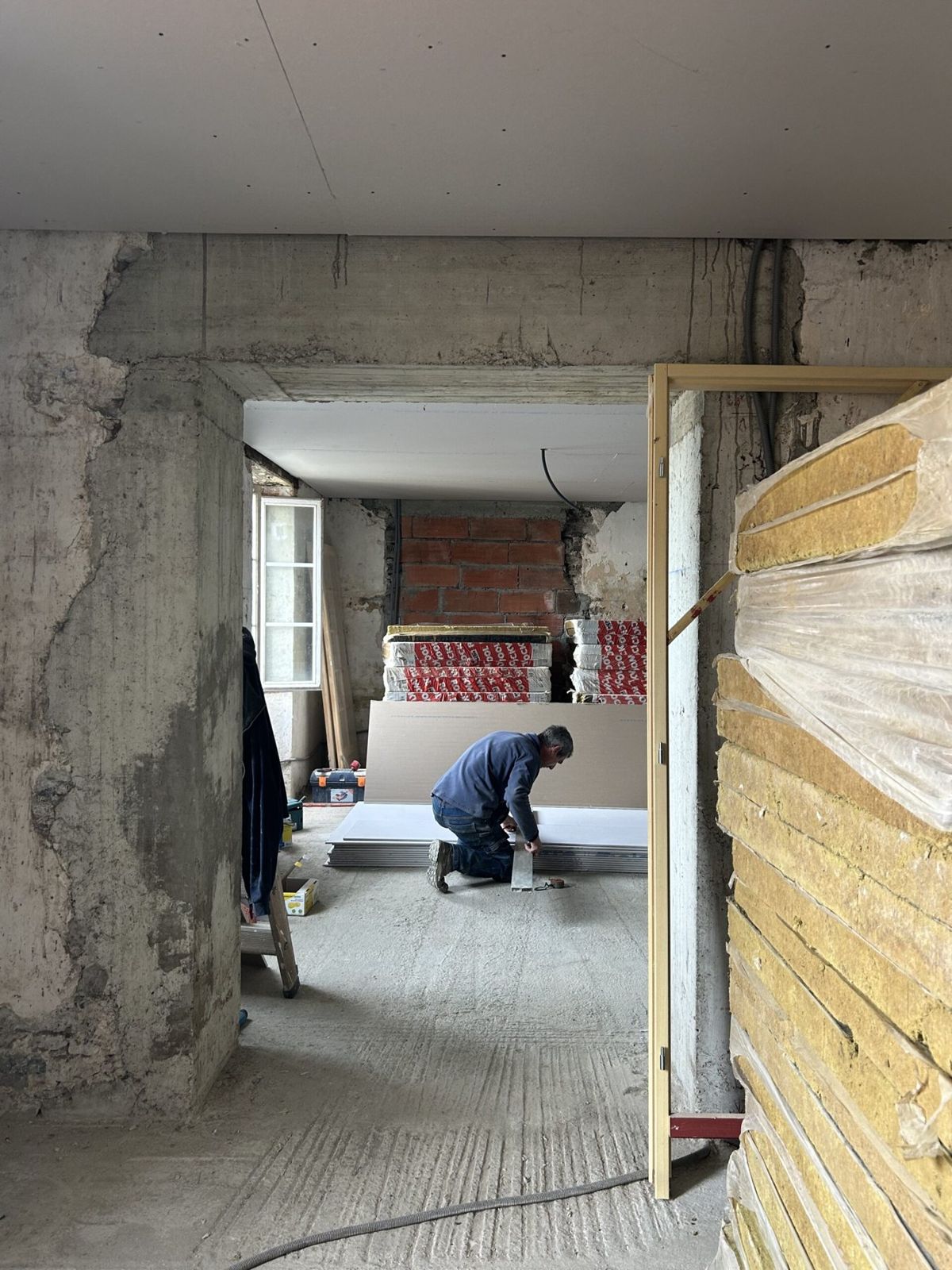 Ouverture créée dans un mur pendant une rénovation