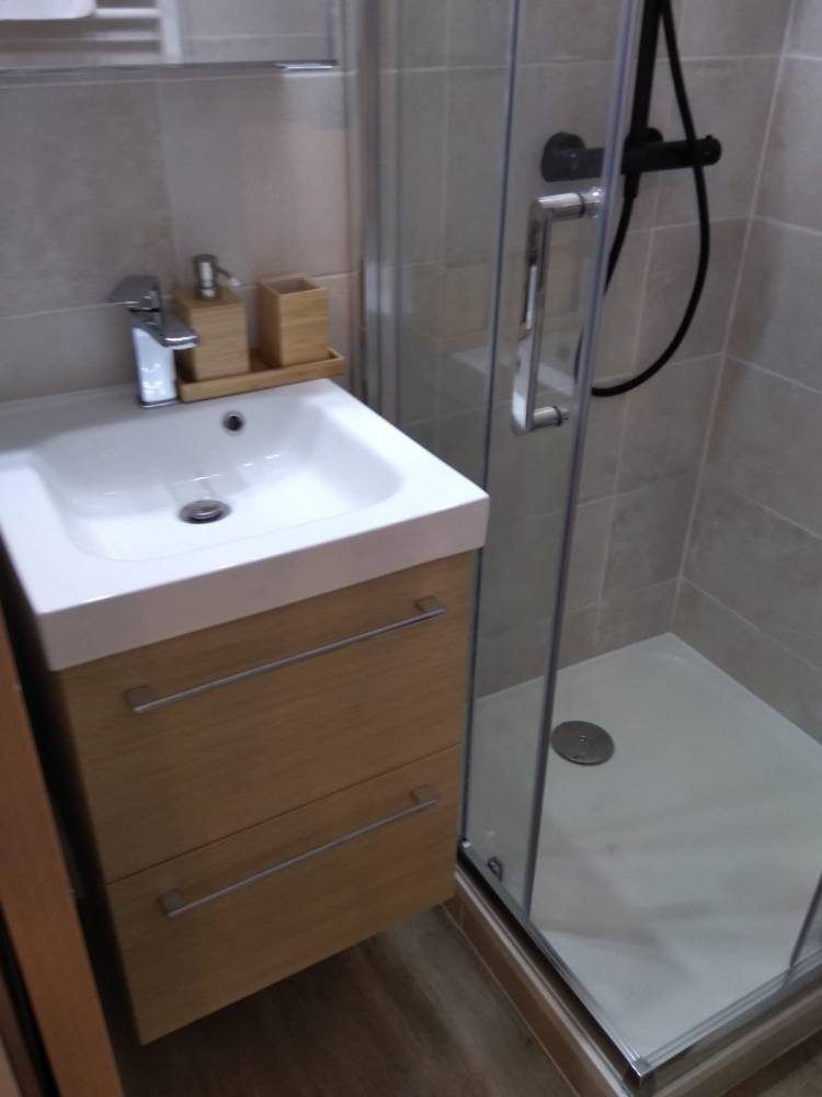 Salle d'eau après travaux, douche à l'italienne et faïence toute hauteur